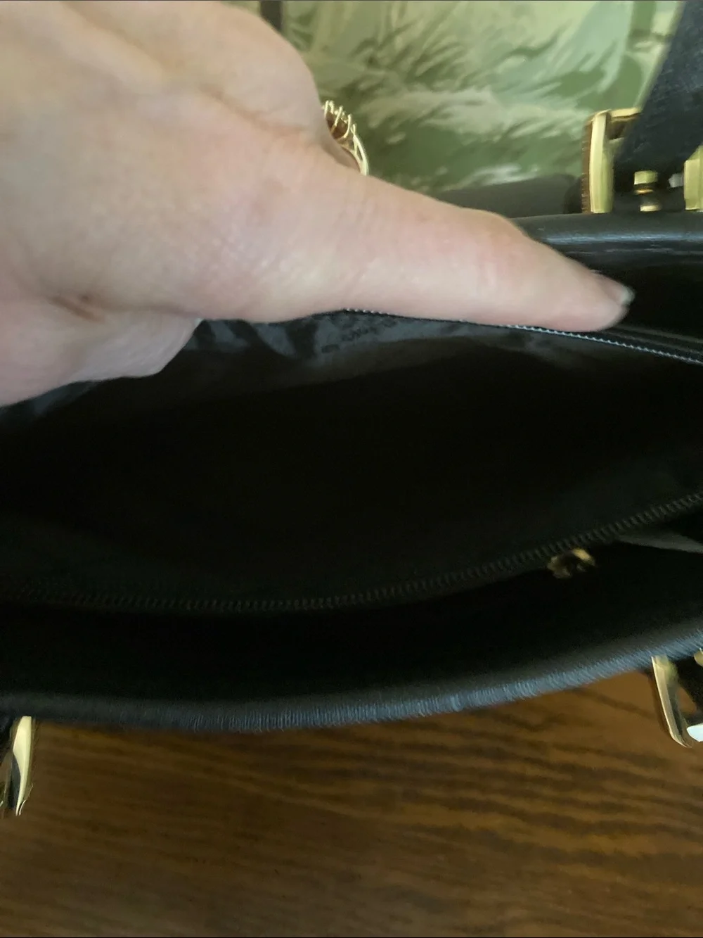 Michael Kors NWT Black Saffiano Leather Frame Jet Set Tote. With new DustBag - Picture 10 of 13
